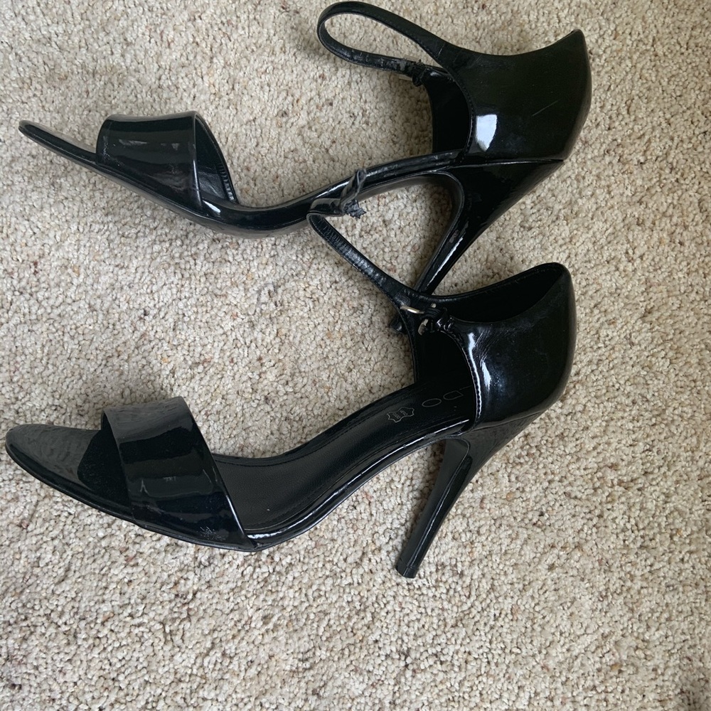 Step into style with these chic Aldo patent leather shoes! - Picture 4 of 4